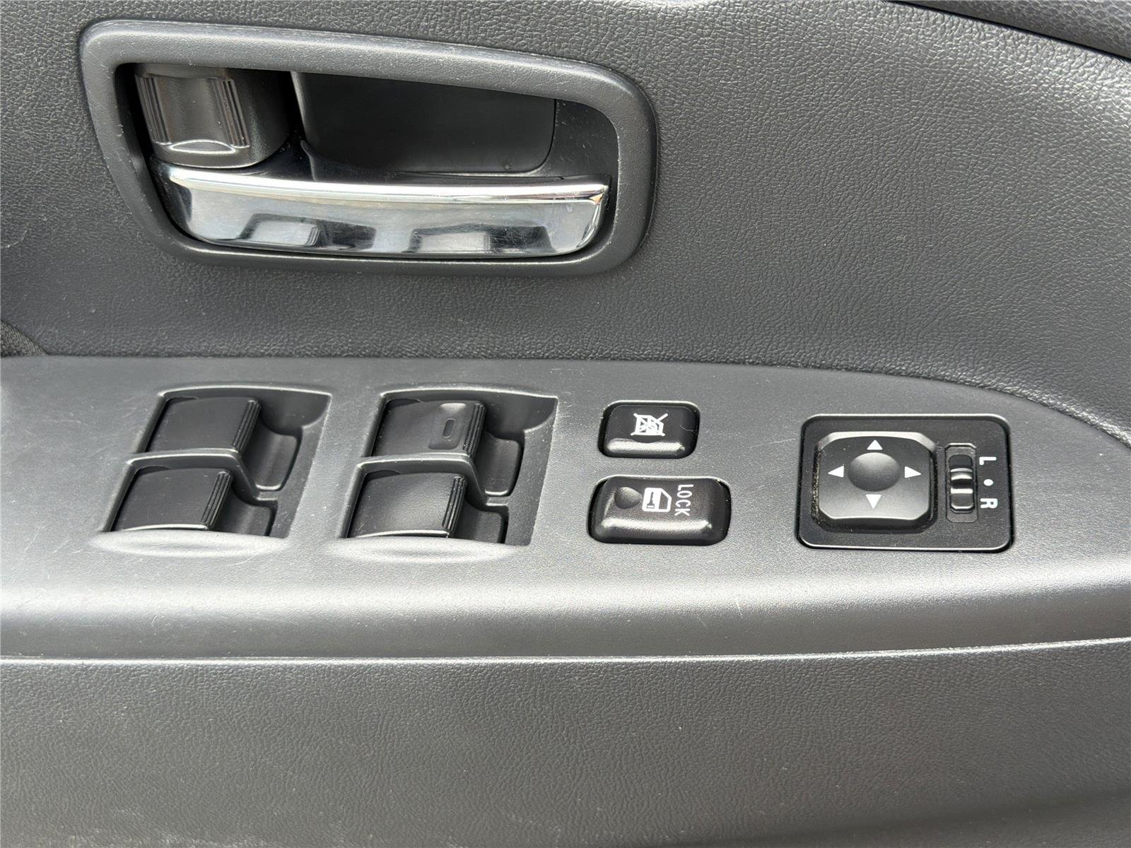 Used 2023 White Diamond Mitsubishi ES image 19