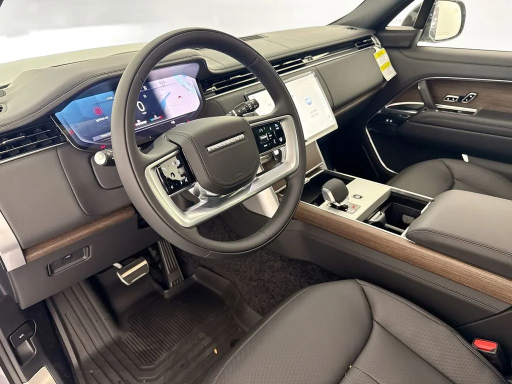 New 2026 Eiger Grey Land Rover SE image 9