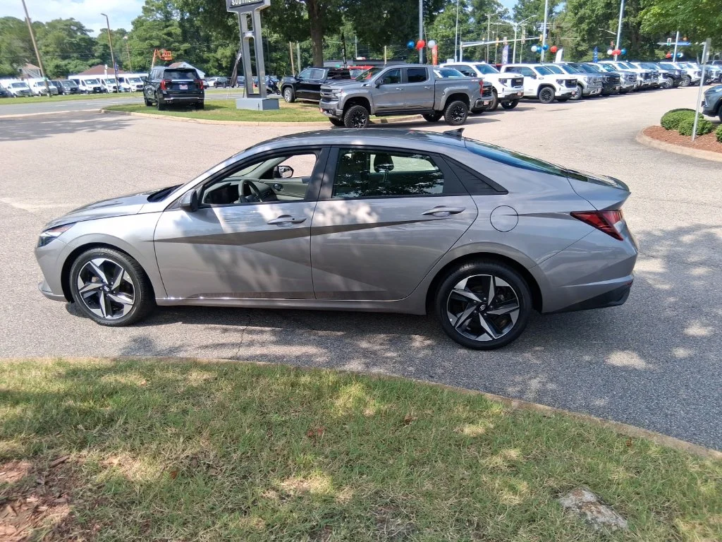 Used 2023 Silver Hyundai SEL image 1