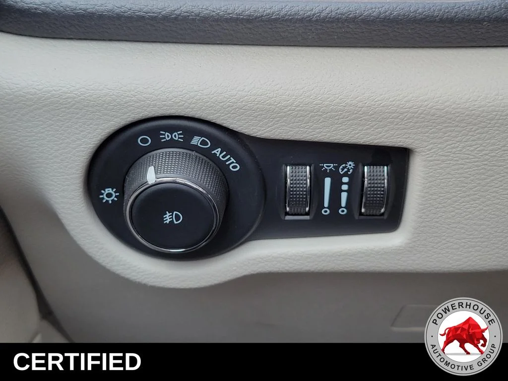 Used 2023 White Chrysler Limited image 30