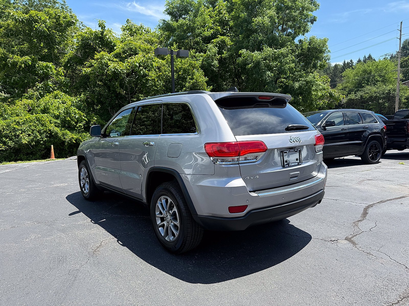 Used 2016 Billet Silver Metallic Clearcoat Jeep Limited image 4