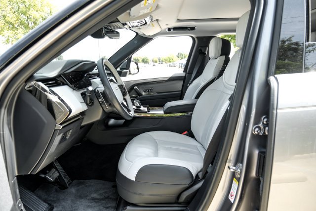 Used 2024  Land Rover Dynamic SE image 4