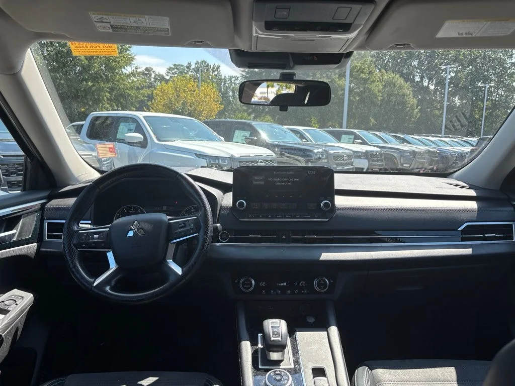 Used 2022 Silver Mitsubishi SE image 8