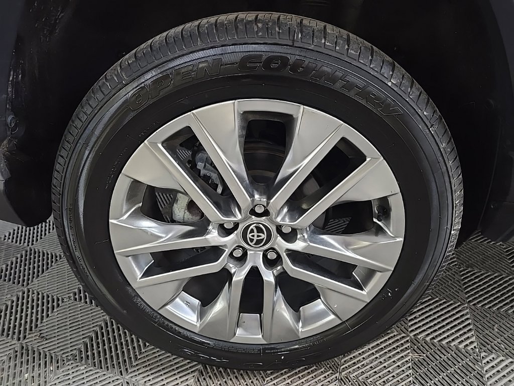 Used 2021 Silver Toyota XLE Premium image 14