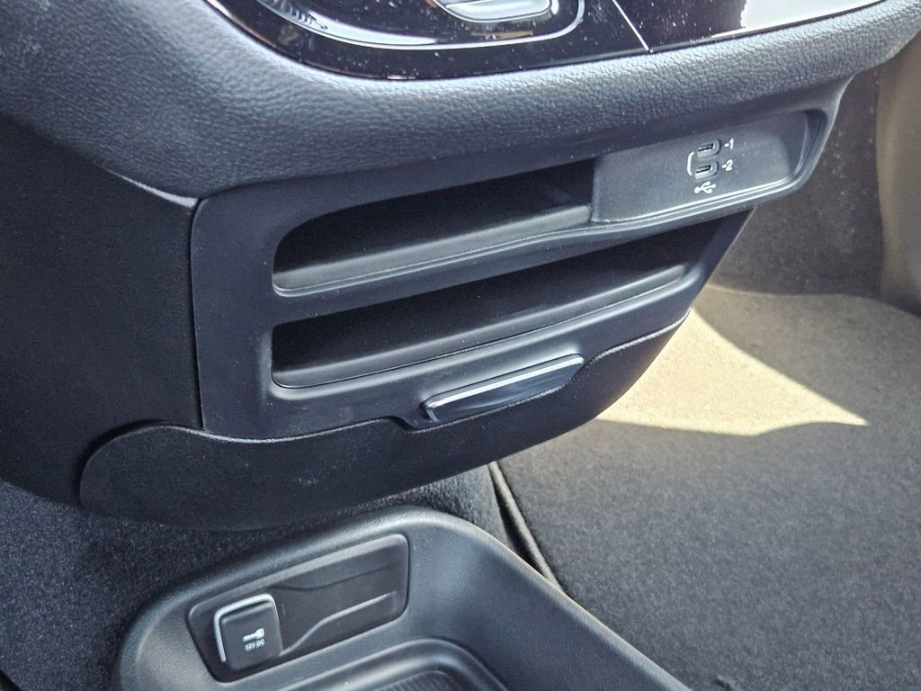 New 2026 Diamond Black Crystal Pearl-Coat Exterior Paint Chrysler Select image 22