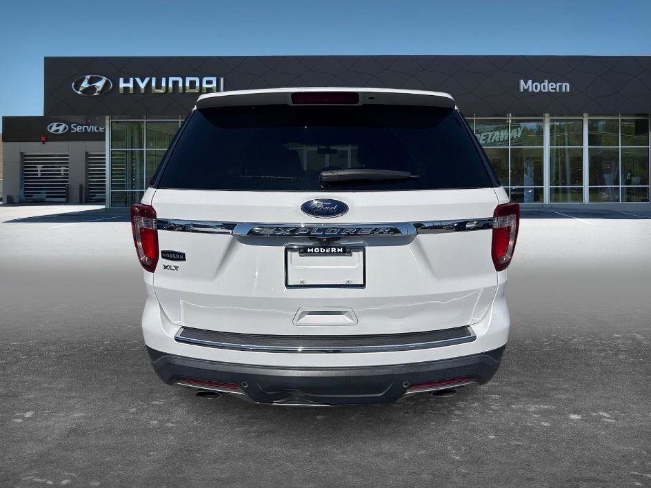 Used 2018 White Platinum Clearcoat Metallic Ford XLT image 5