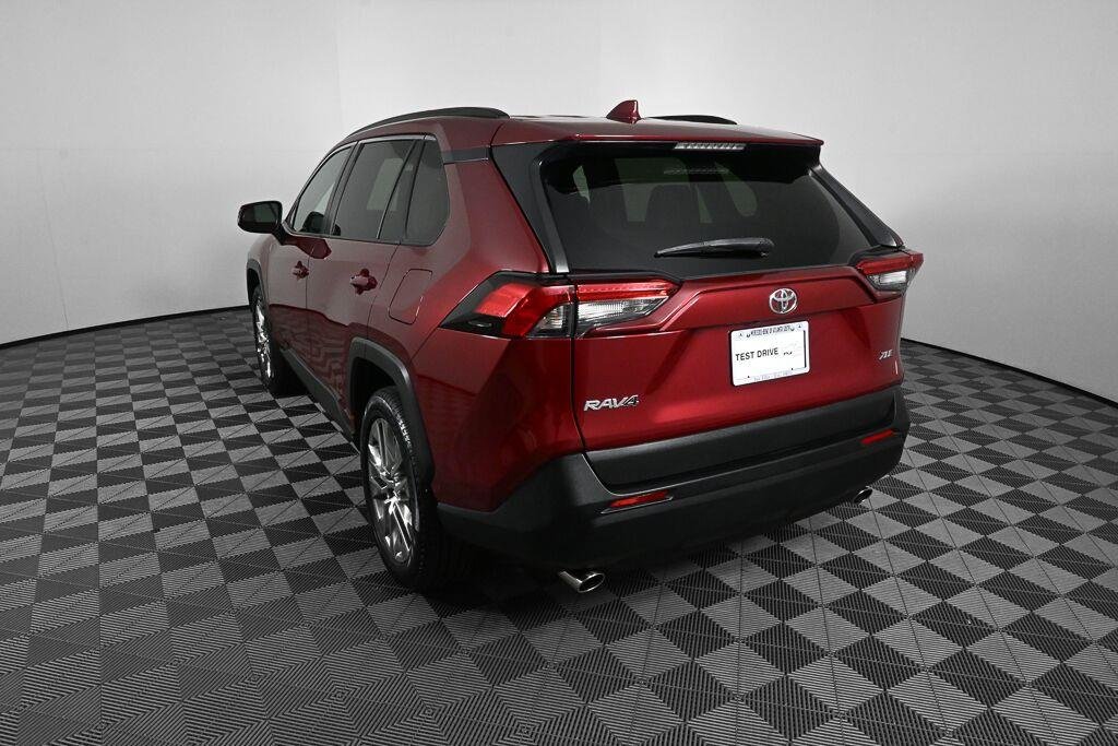 Used 2020 Ruby Flare Pearl TOYOTA XLE Premium image 4