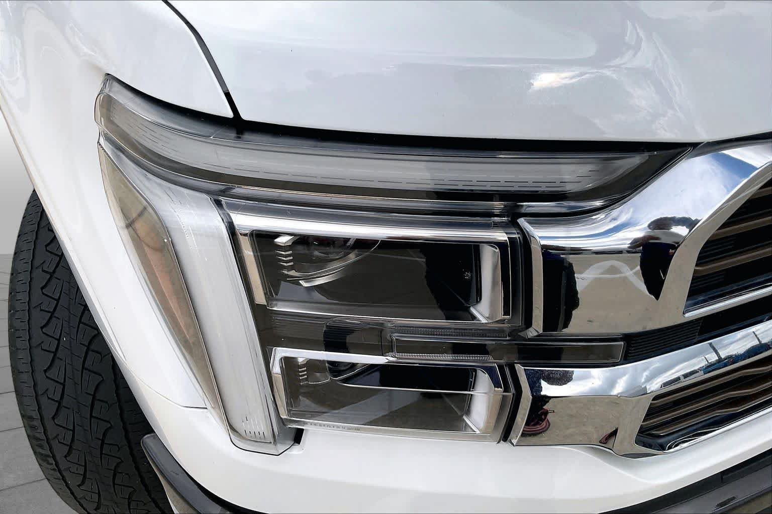 Used 2024 Star White Metallic Tri-Coat//Darkened Bronze Ford King Ranch image 27