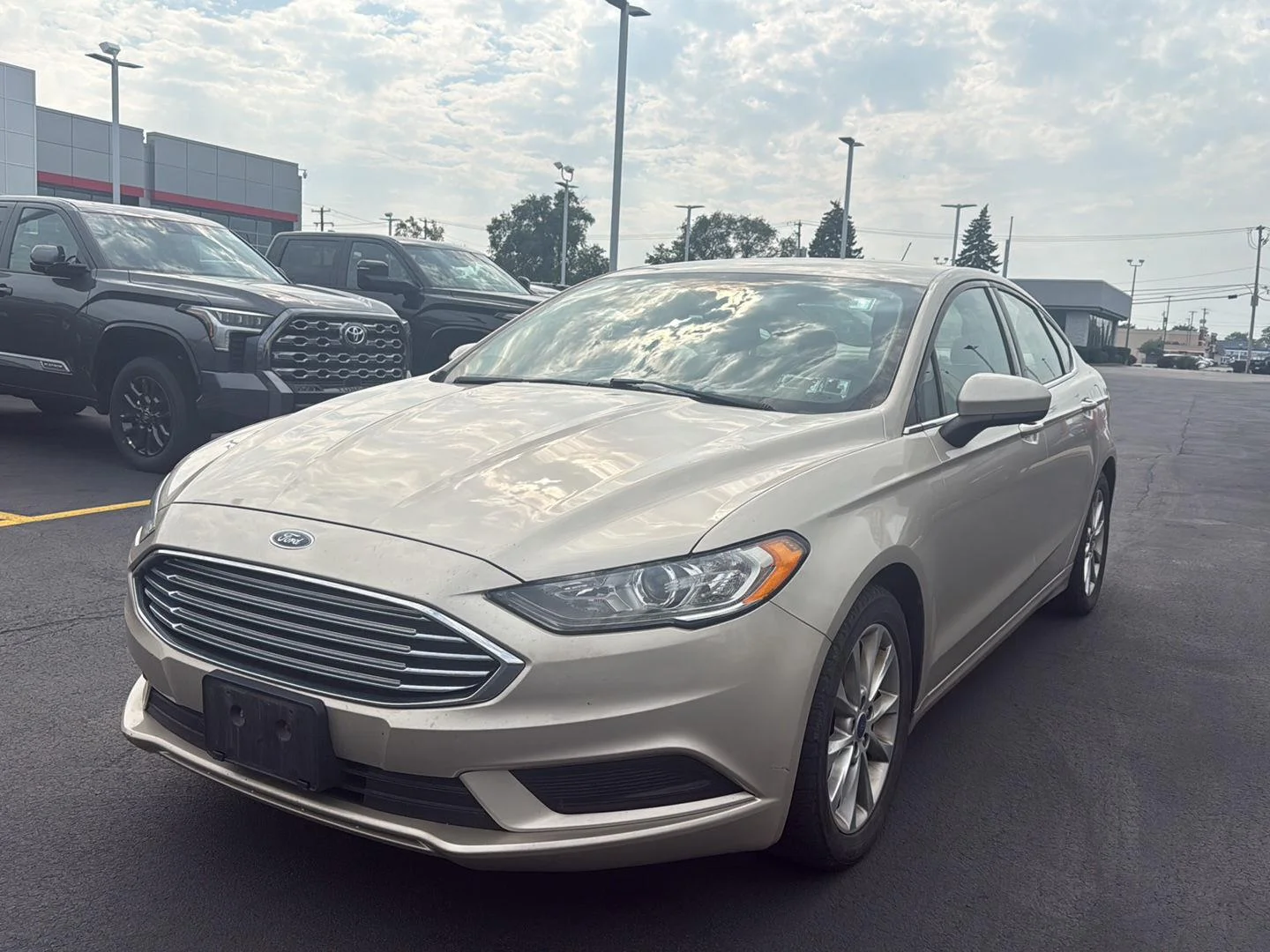 Used 2017 White Gold Ford SE image 3