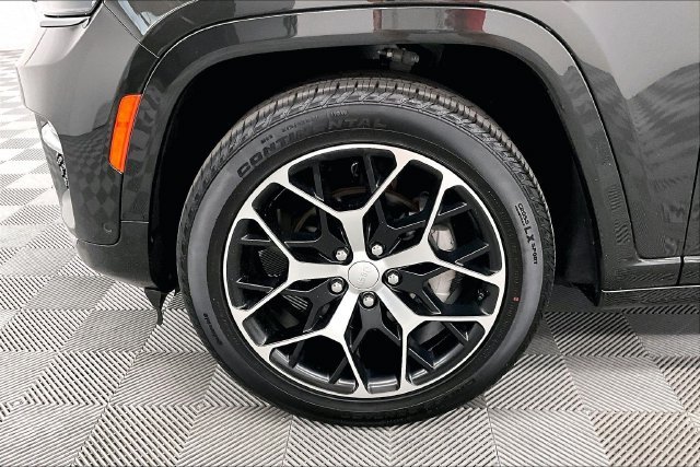 Used 2024 Rocky Mountain Pearlcoat Jeep Summit Reserve image 10