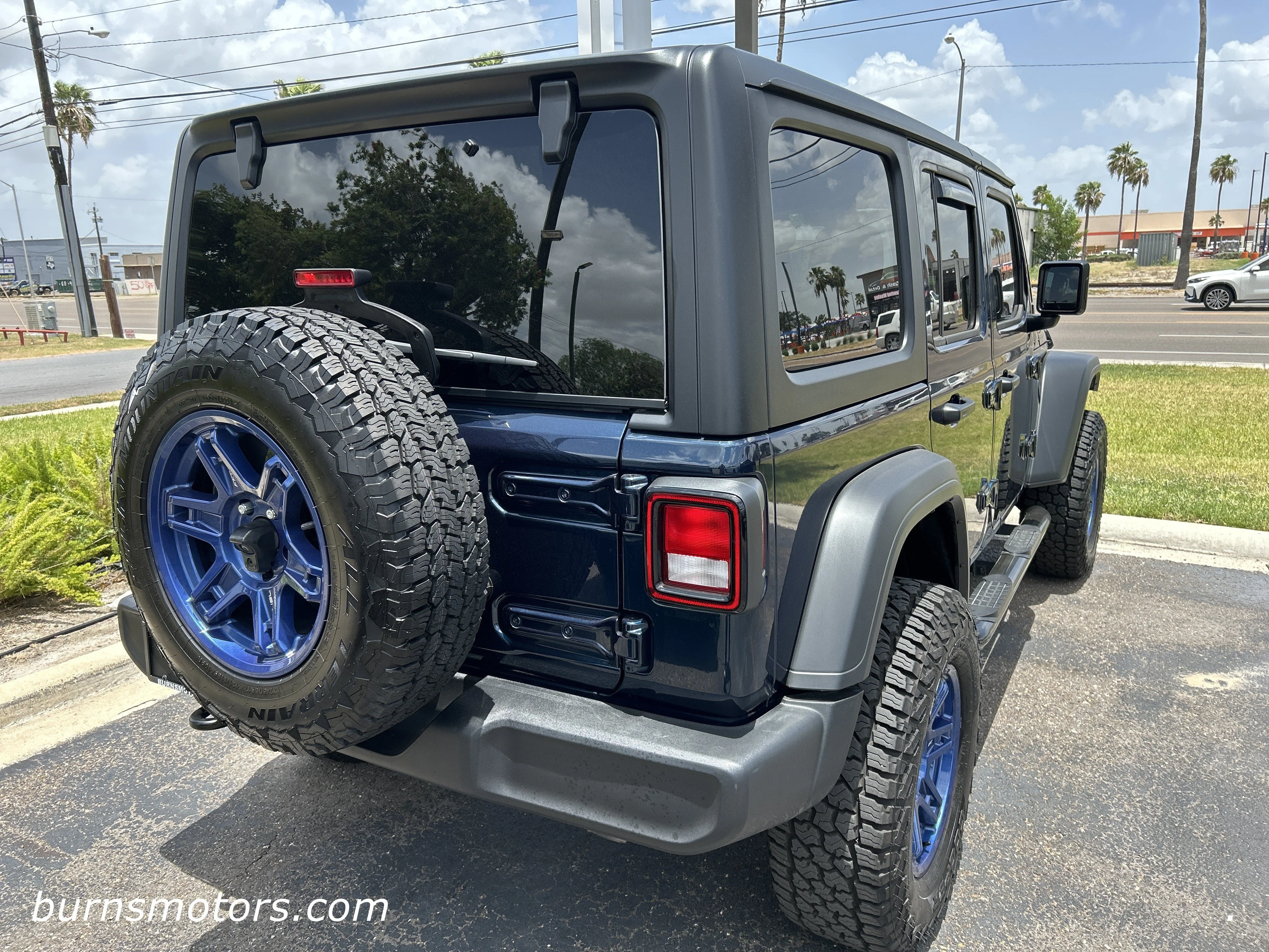 Used 2025 Fathom Blue Jeep Sport S image 7