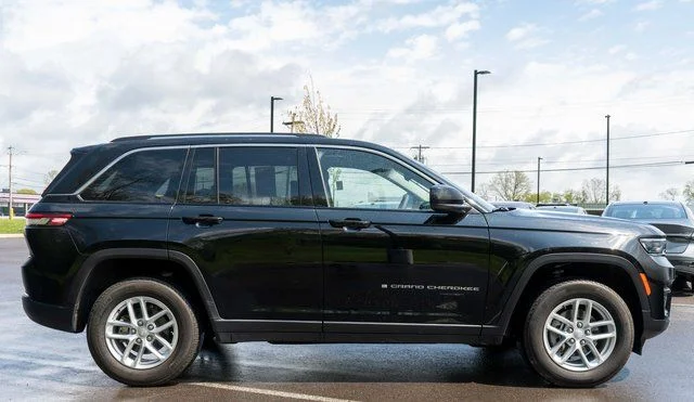 Used 2023 Black Jeep Laredo image 5