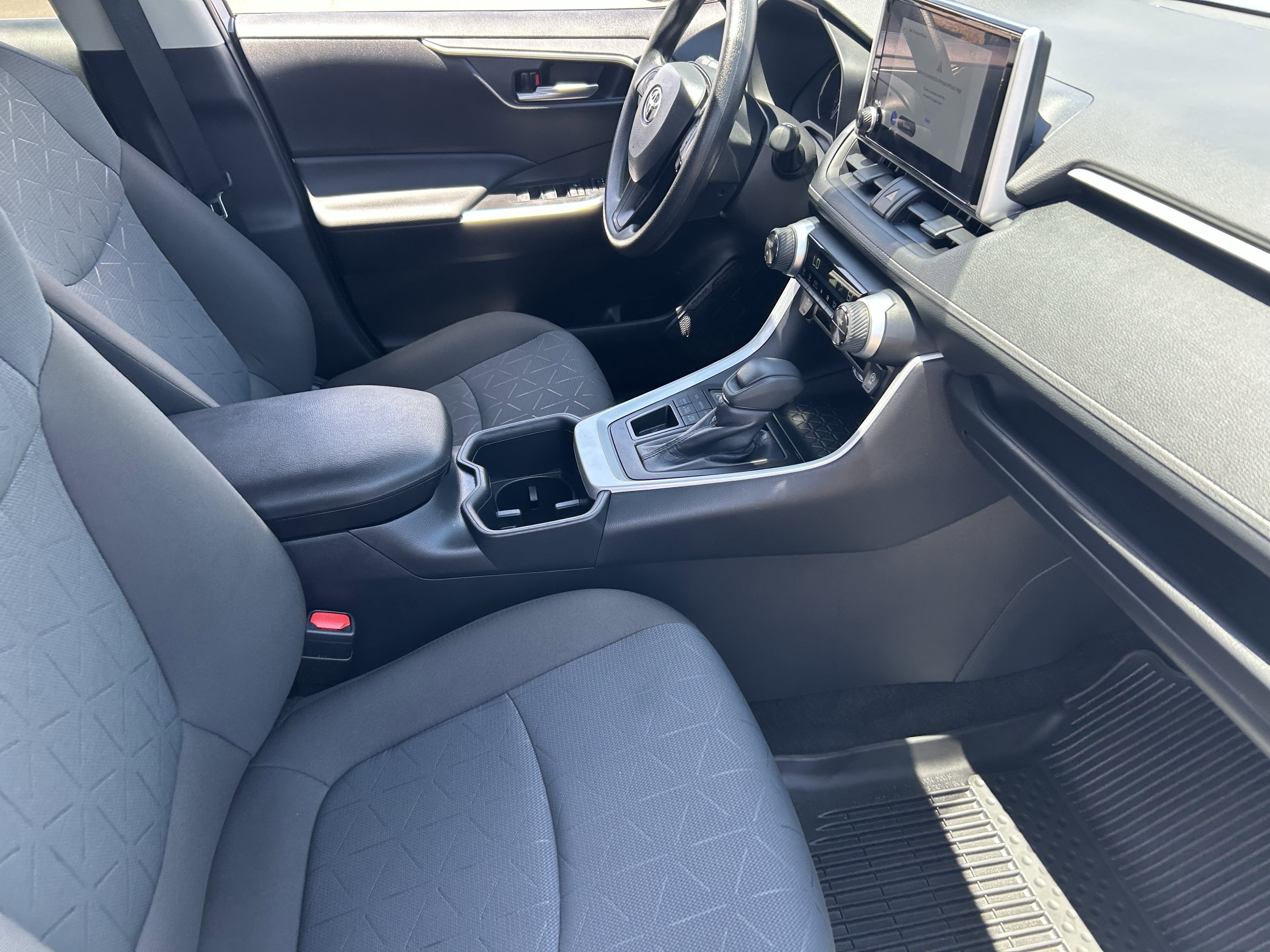 2025 Toyota RAV4 XLE - Photo 12