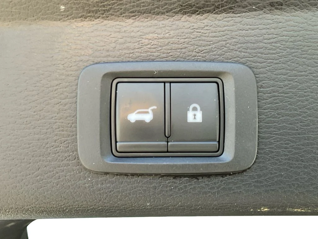 Used 2022 Silver Mitsubishi SEL image 30