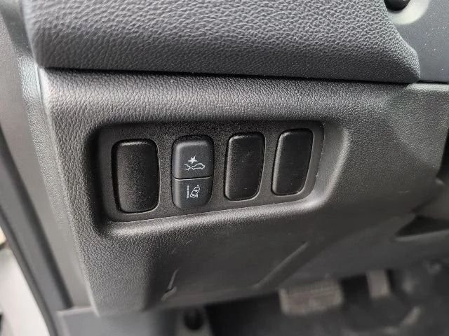 Used 2024  Mitsubishi 2.0 ES image 19