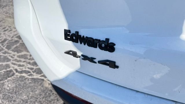 New 2026 Bright White Clearcoat Jeep Latitude image 9