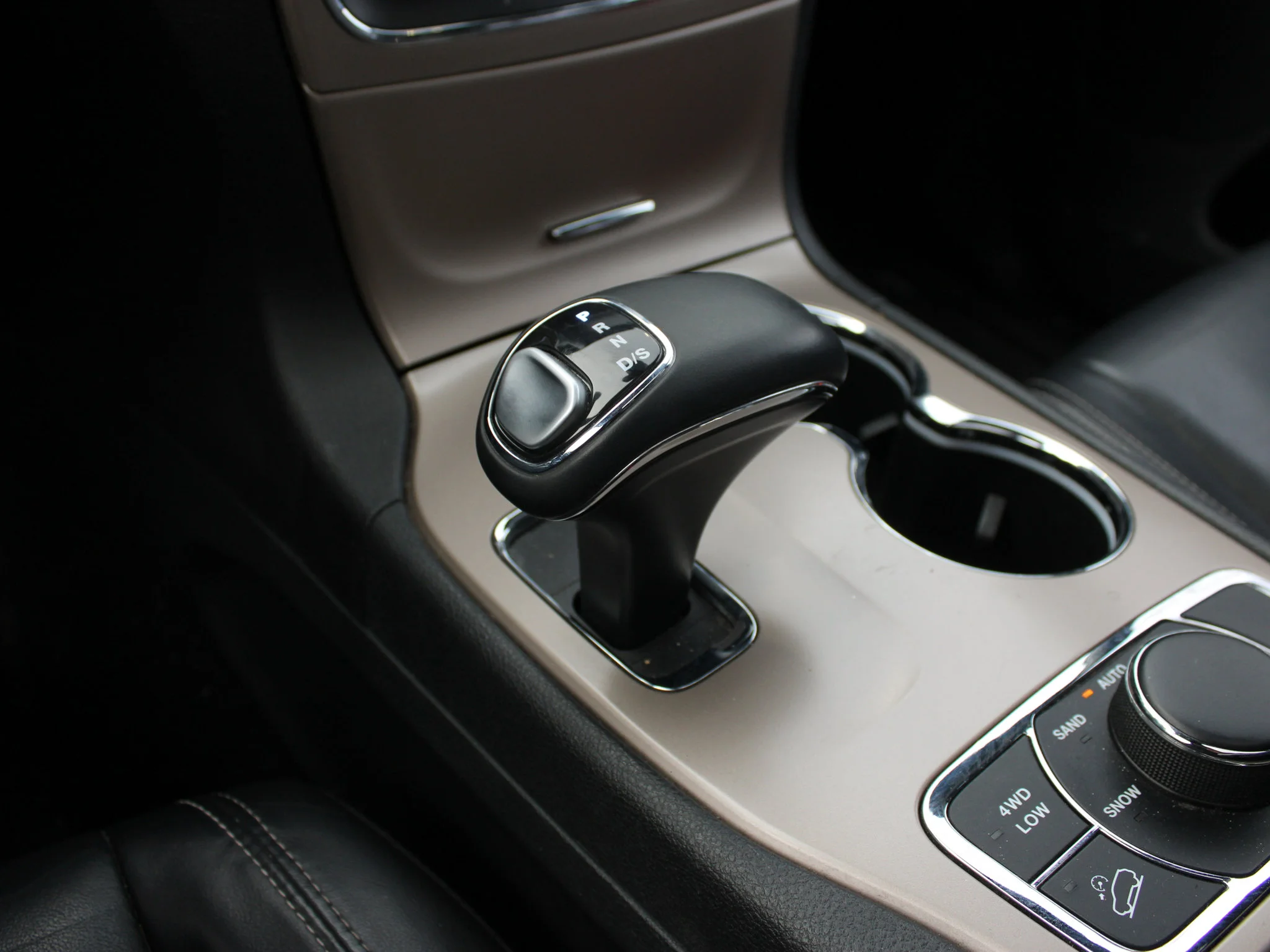 Used 2015 Grey Jeep Limited * Mechanic Special | Heated Seats | Navigation | Remote Start | V6 image 15