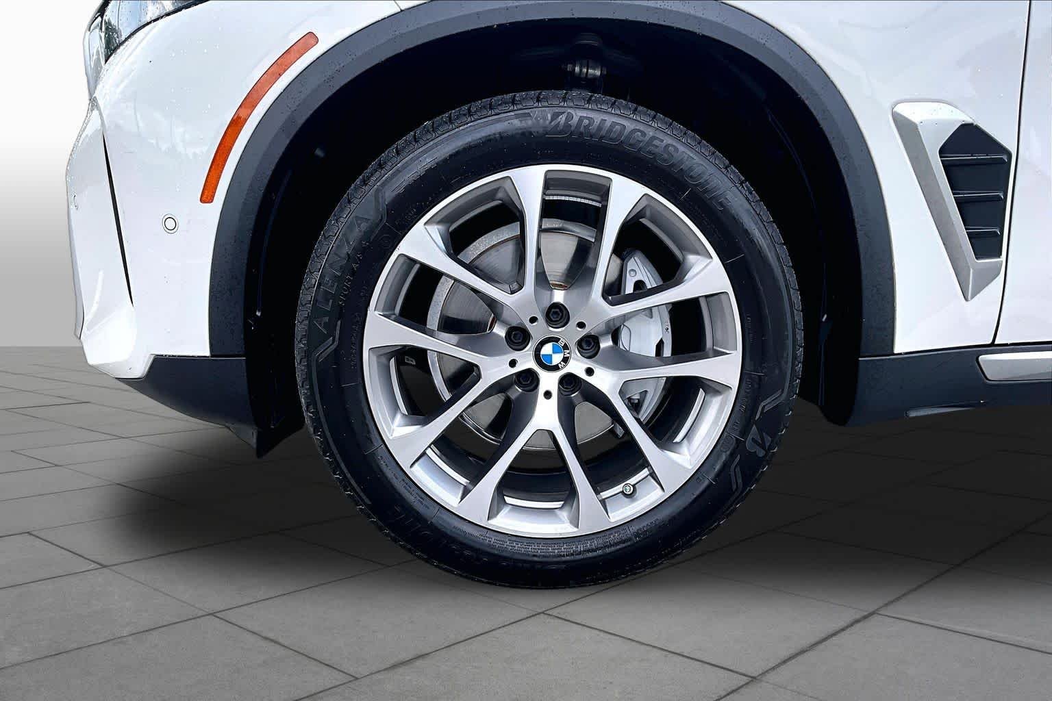 Used 2024 Alpine White BMW xDrive40i image 11