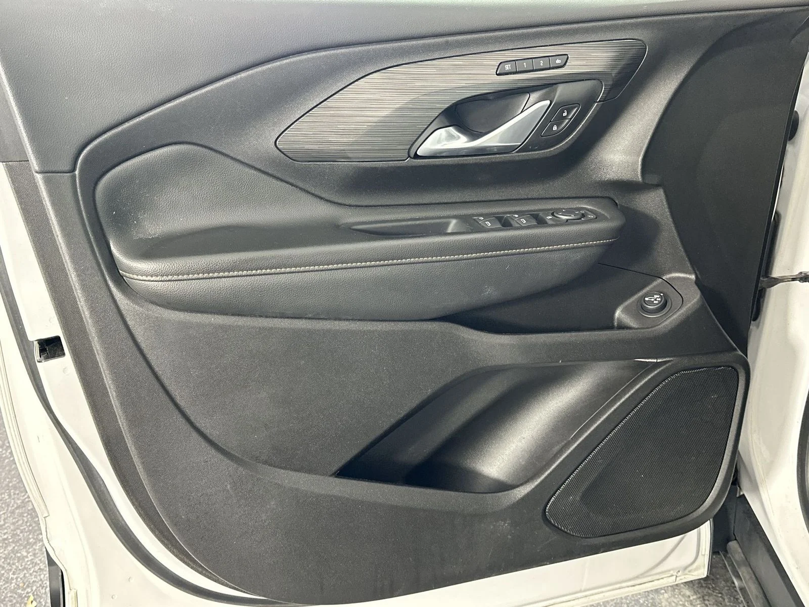 Used 2018 White GMC SLT image 29