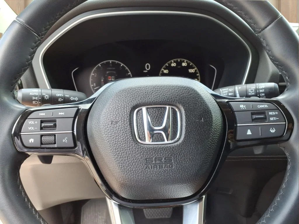 Used 2023 White Honda Touring image 10