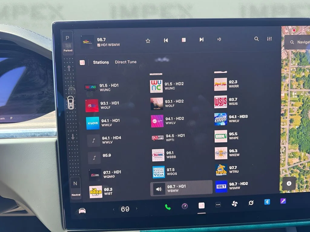 Used 2024  Tesla Base image 18