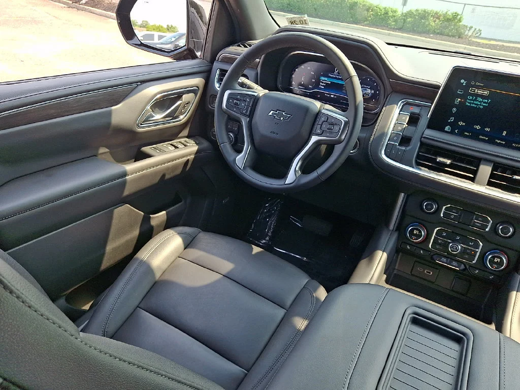 Used 2023 Black Chevrolet Z71 image 15