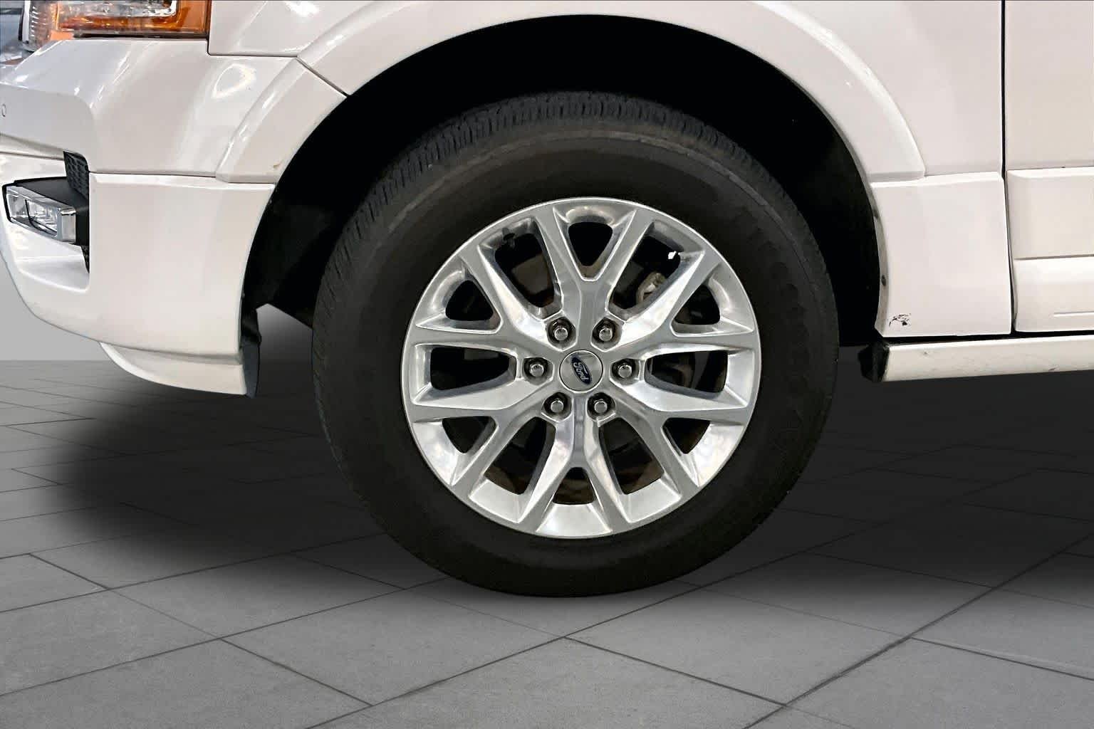 Used 2015 White Platinum Metallic Tri-Coat Ford Limited image 11