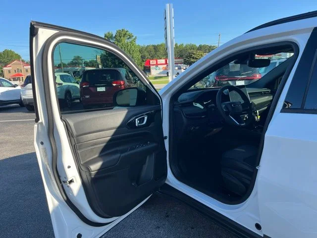 New 2026 Bright White Clearcoat Jeep Latitude image 4