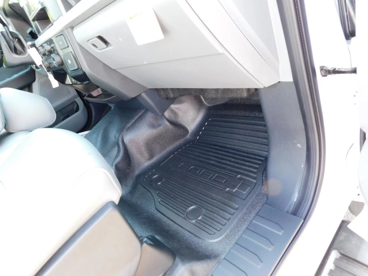 New 2025 Oxford White Ford F-450® XL image 13