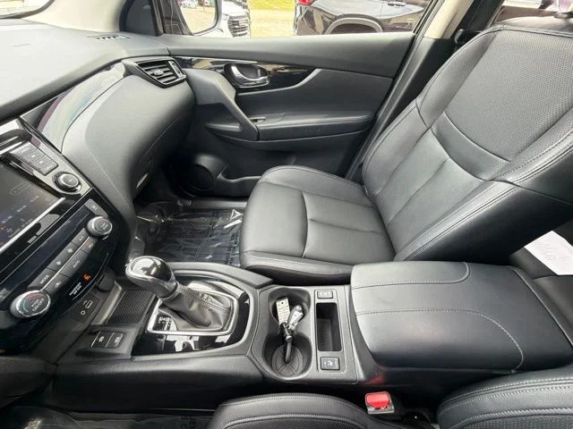 Used 2022 Black Nissan SL image 24