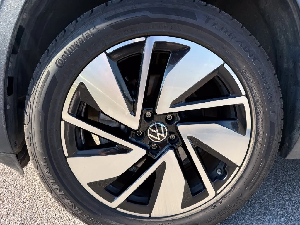 Used 2024 Gray Volkswagen 2.0T SE w/Technology image 25