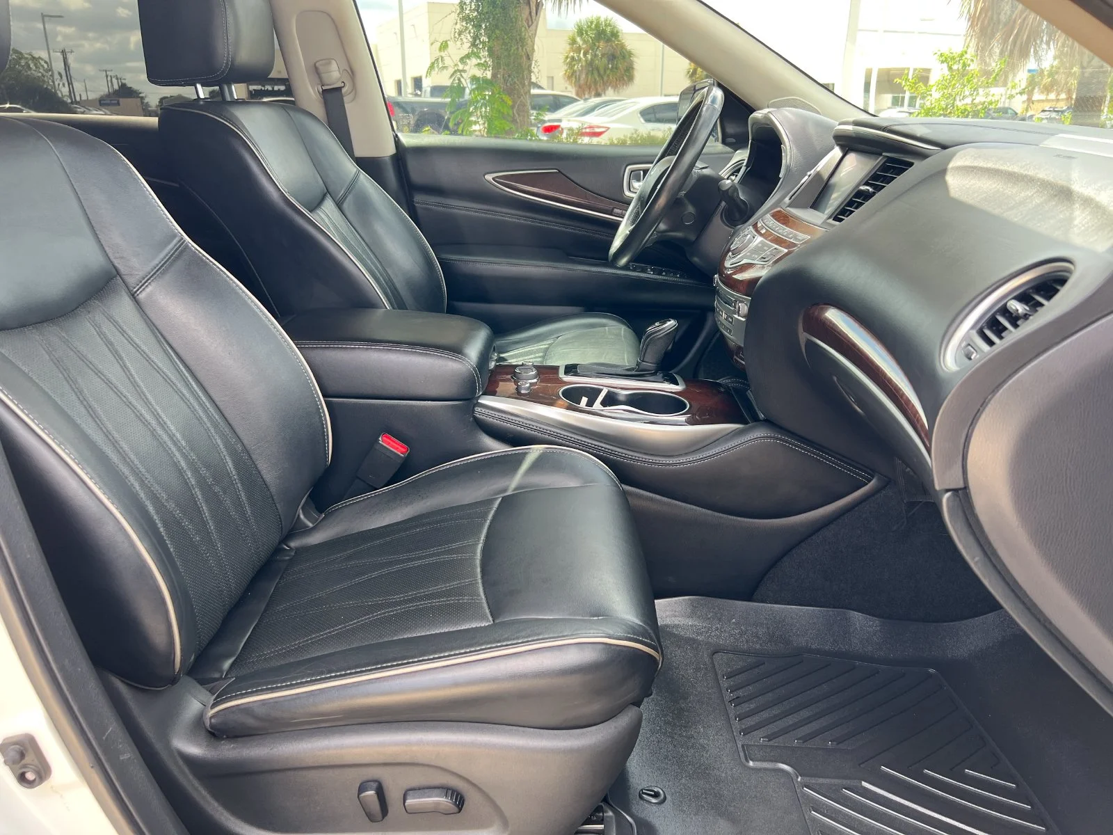 Used 2020 White INFINITI LUXE image 19