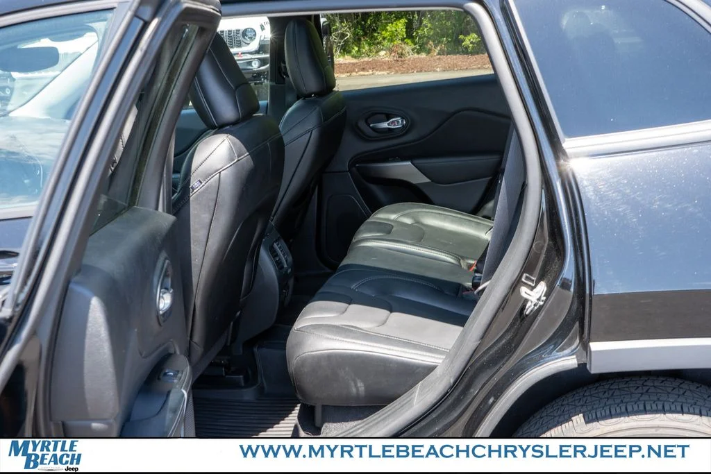 Certified Used 2022 Diamond Black Jeep Latitude Lux image 13