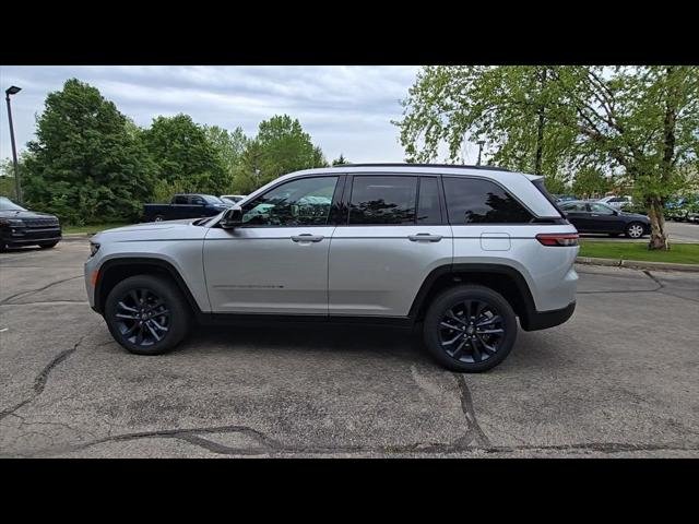 New 2026 Silver Zynith Exterior Paint Jeep 85th Anniversary Edition image 5