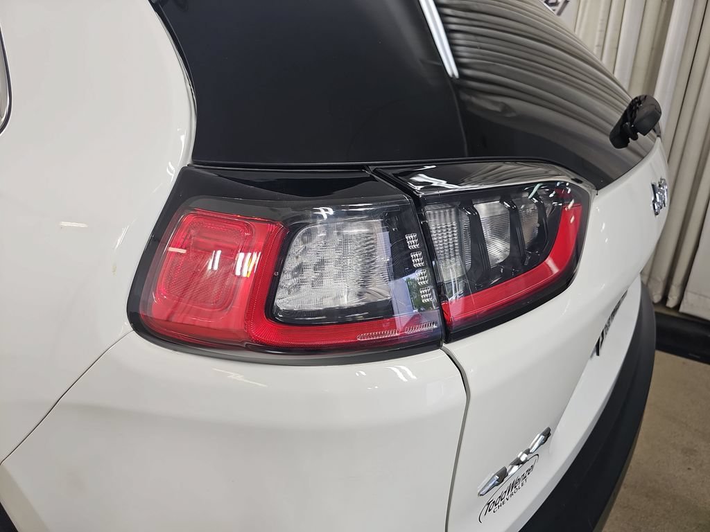 Used 2020 White Jeep Limited 4x4 image 40
