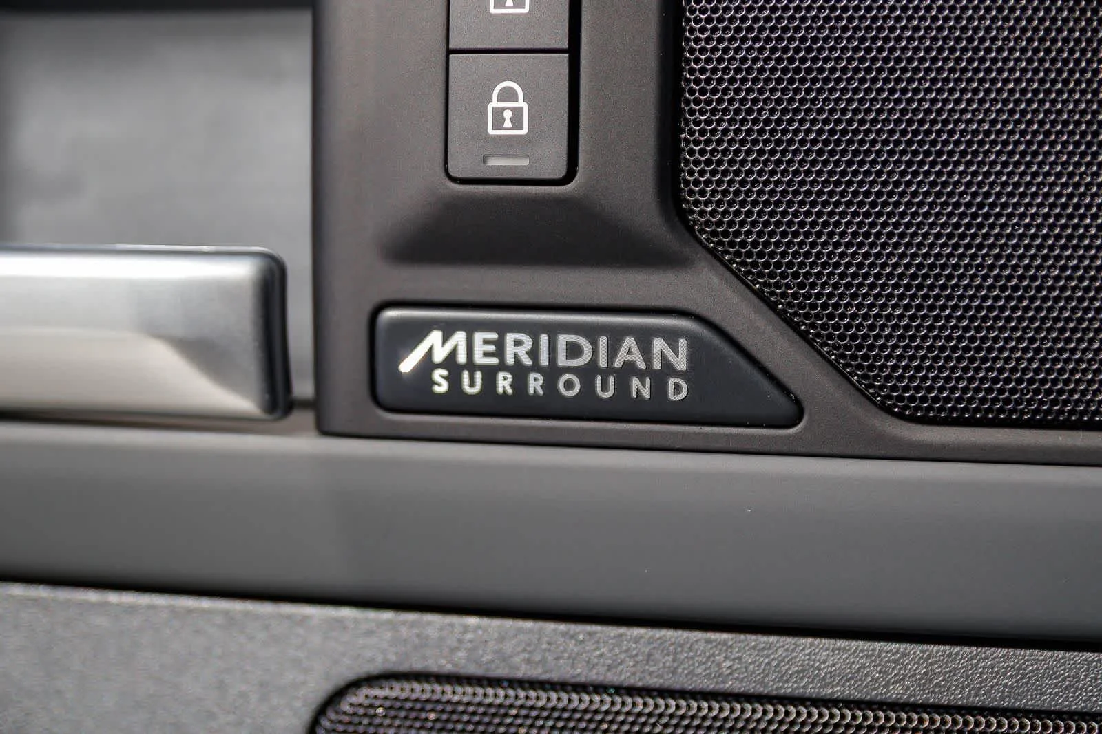 2026 Land Rover Defender X-Dynamic SE - Photo 23