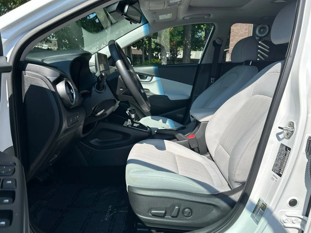 Used 2023 White Hyundai SEL image 14