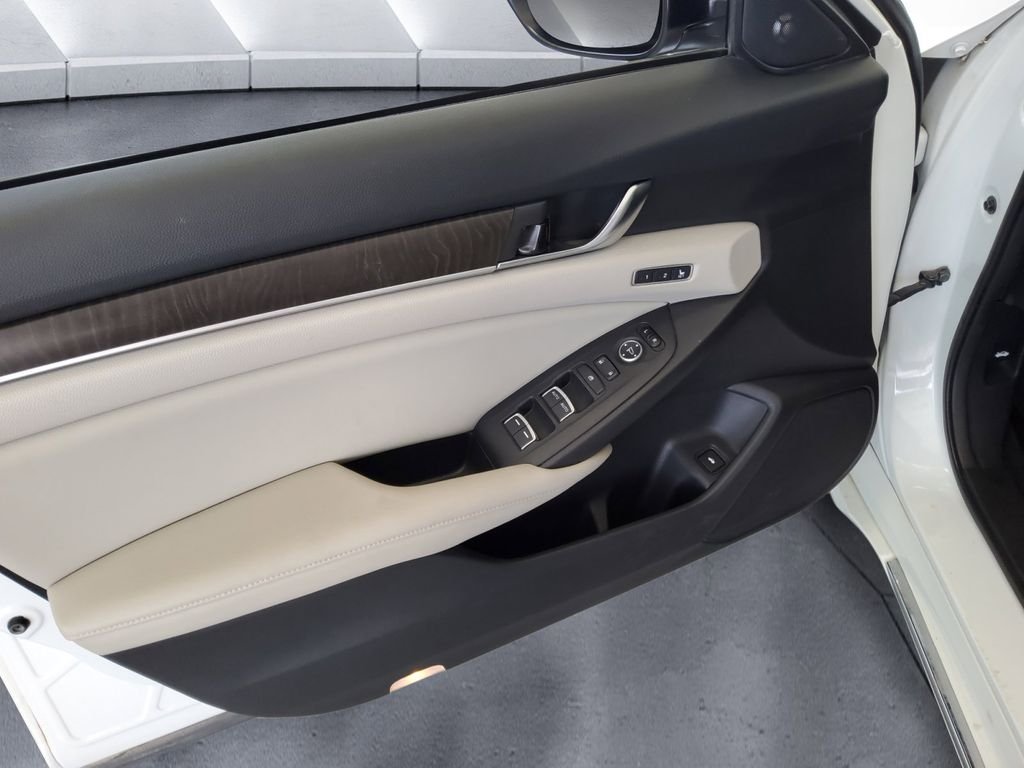 Used 2018  Honda Touring image 12
