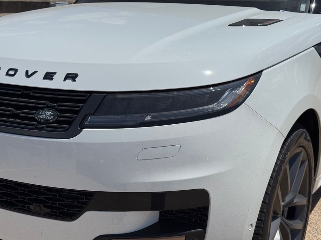 New 2026 Fuji White Land Rover Dynamic SE image 4