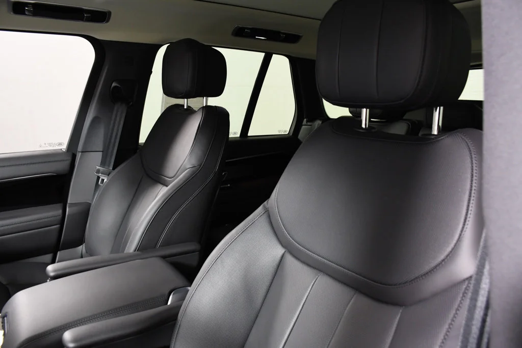 Used 2026  Land Rover SE image 16
