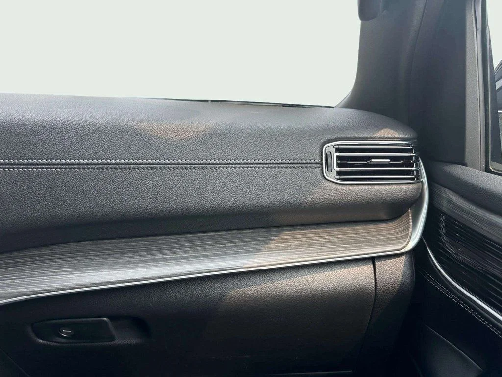 2023 Jeep Wagoneer L Series III - Photo 12