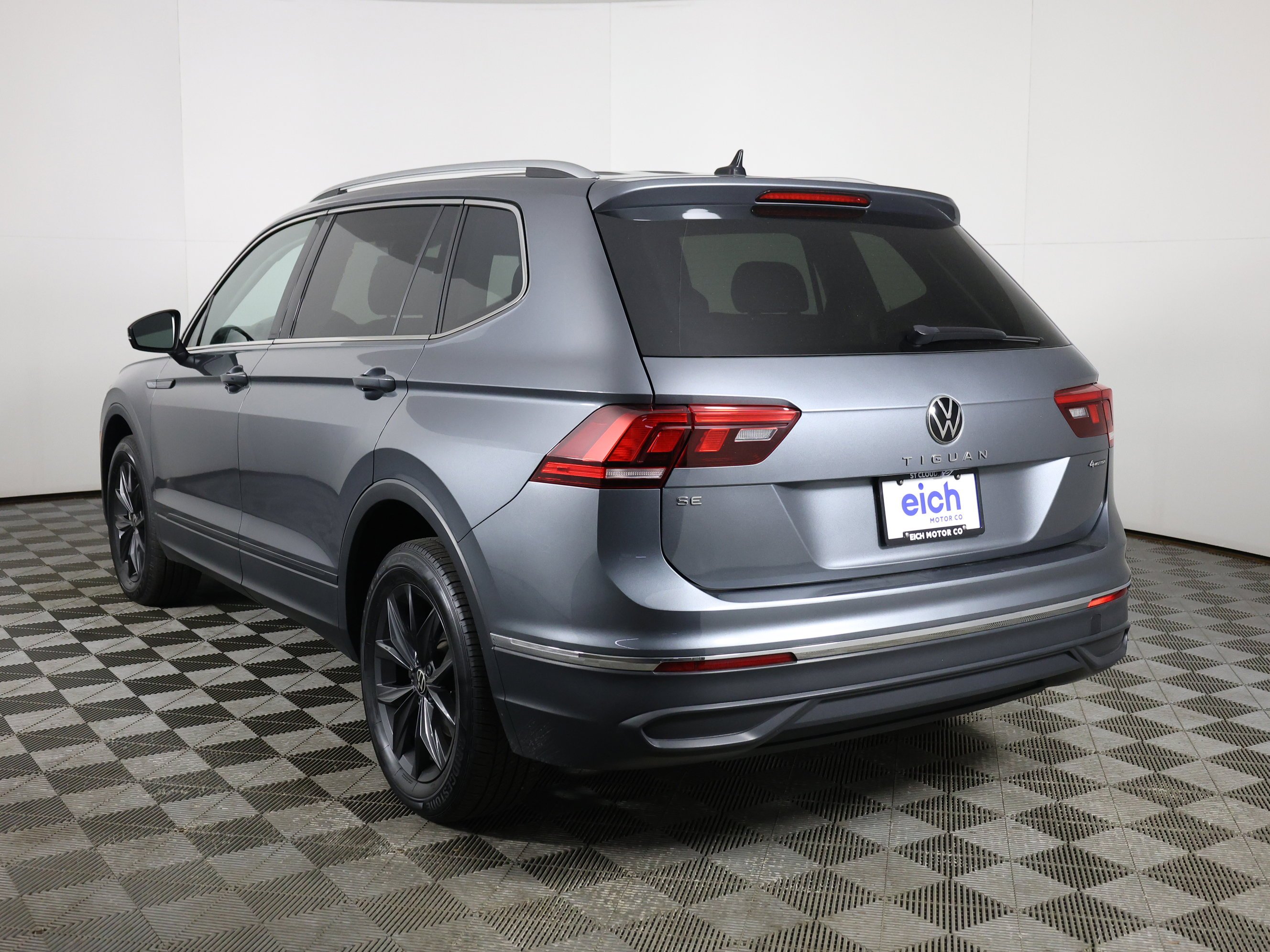 Used 2024 PLATINUM GRAY Volkswagen SE image 4