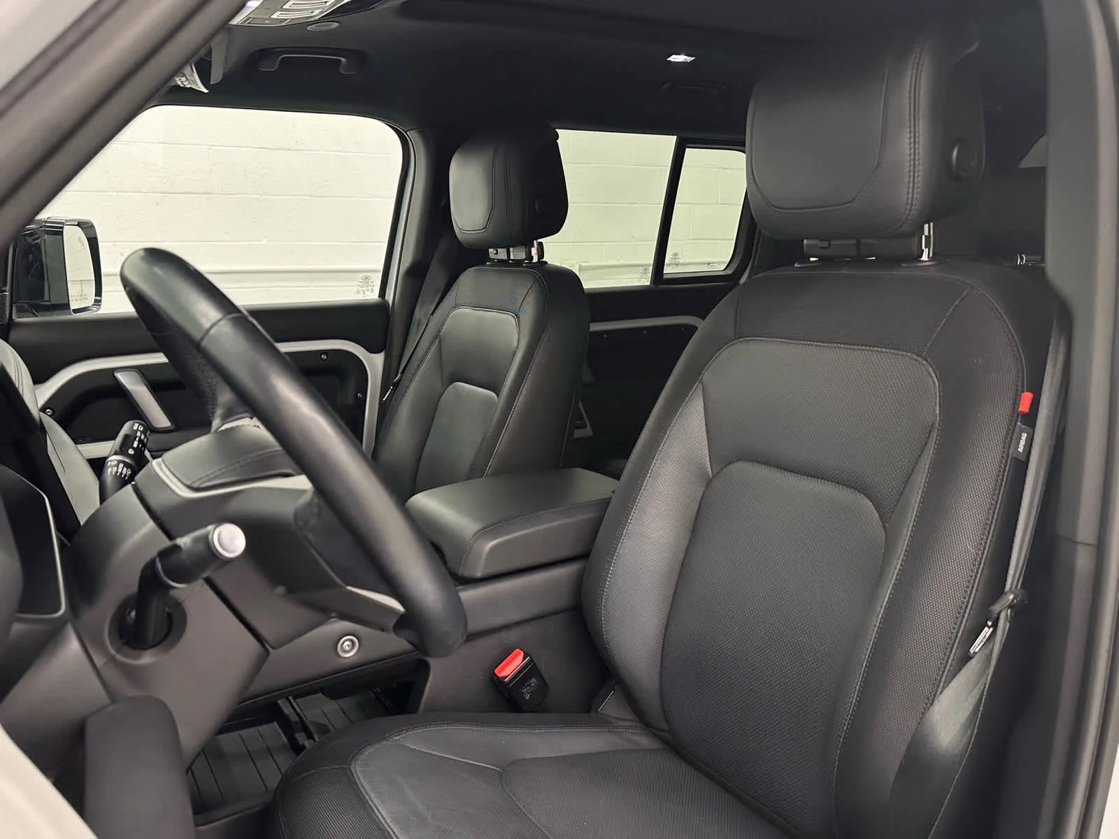 Used 2023 Fuji White Land Rover X-Dynamic SE image 13