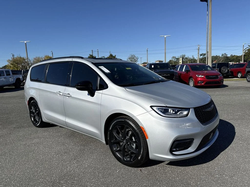 2026 Chrysler Pacifica Limited's photo