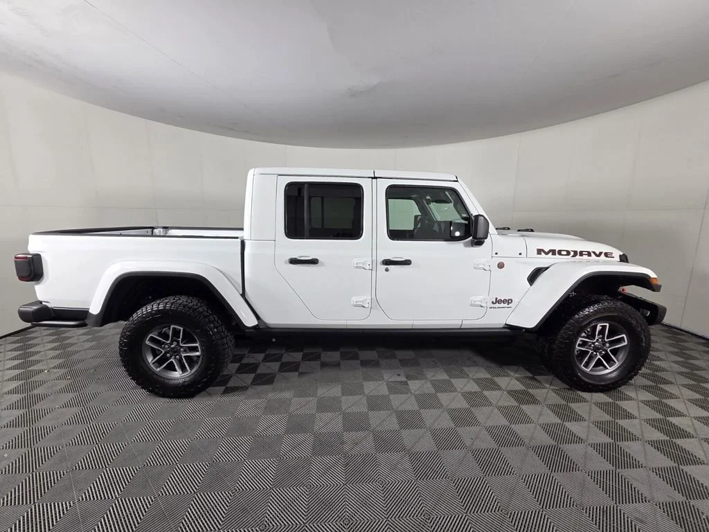 New 2026 Bright White Clear-Coat Exterior Paint Jeep Mojave X image 5