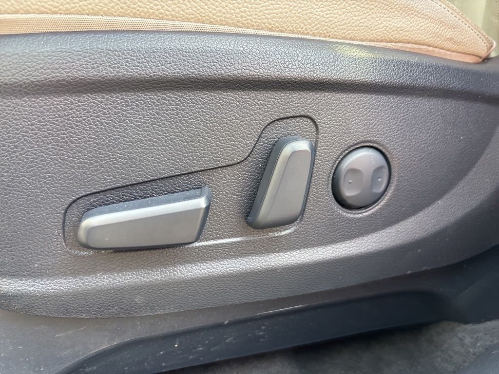 Used 2022 Silver Hyundai SEL image 17