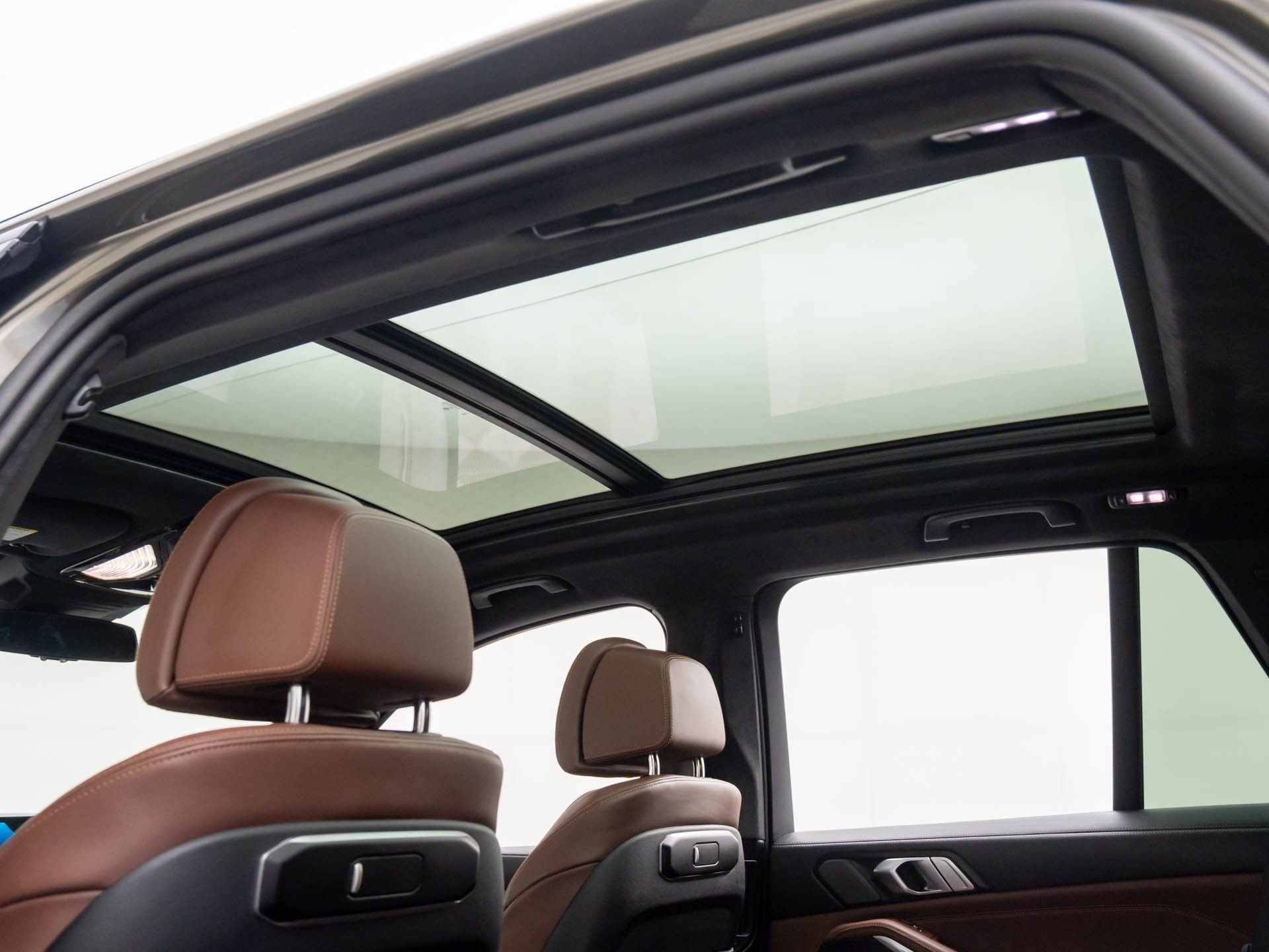 New 2026 Manhattan Green Metallic BMW xDrive50e image 18