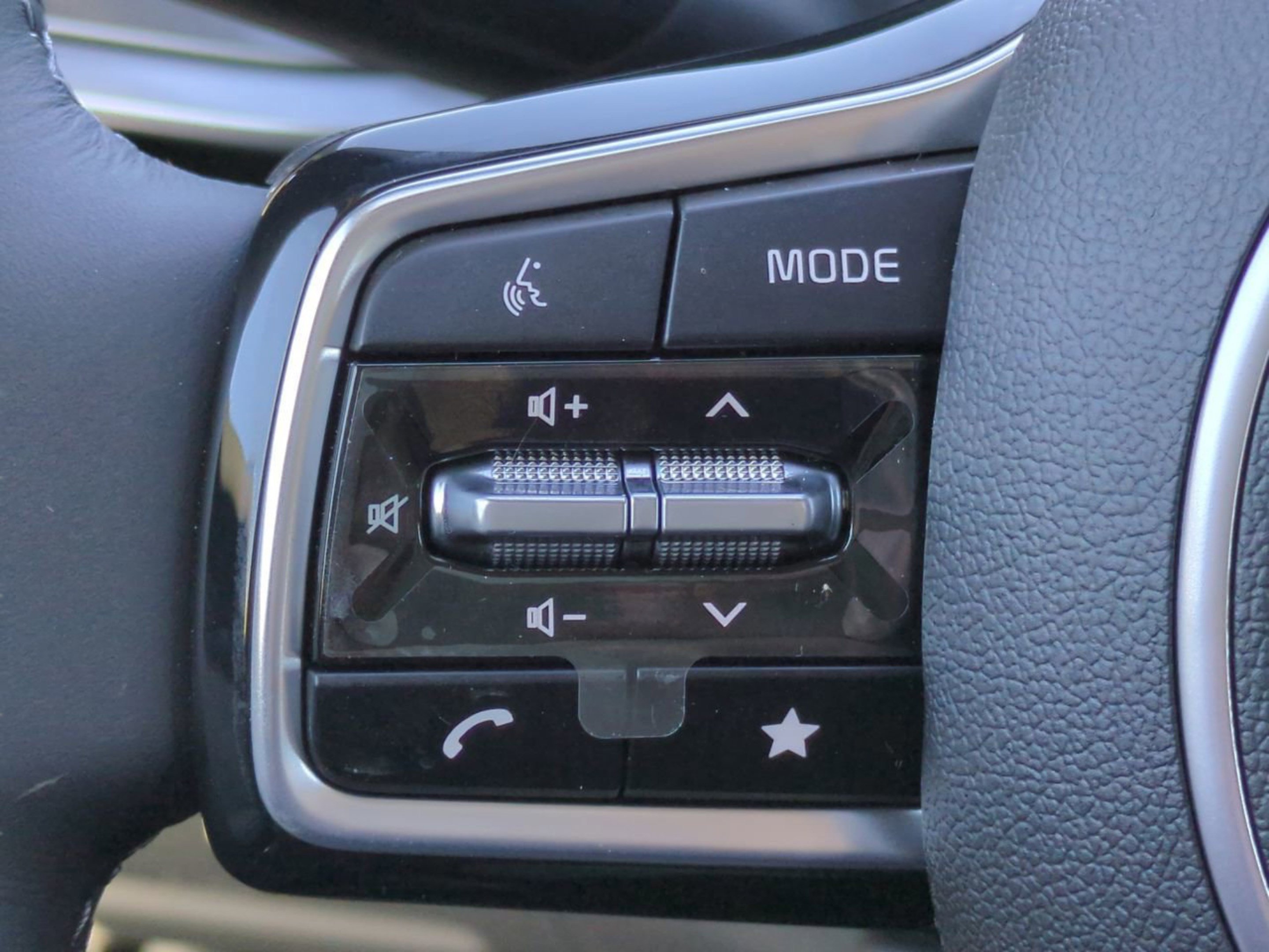 Certified Used 2025 Everlasting Silver Kia S image 25