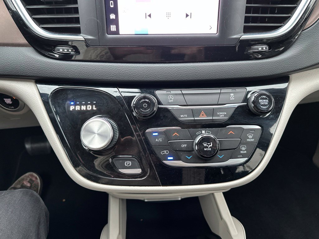 Used 2022 White Chrysler LX image 59
