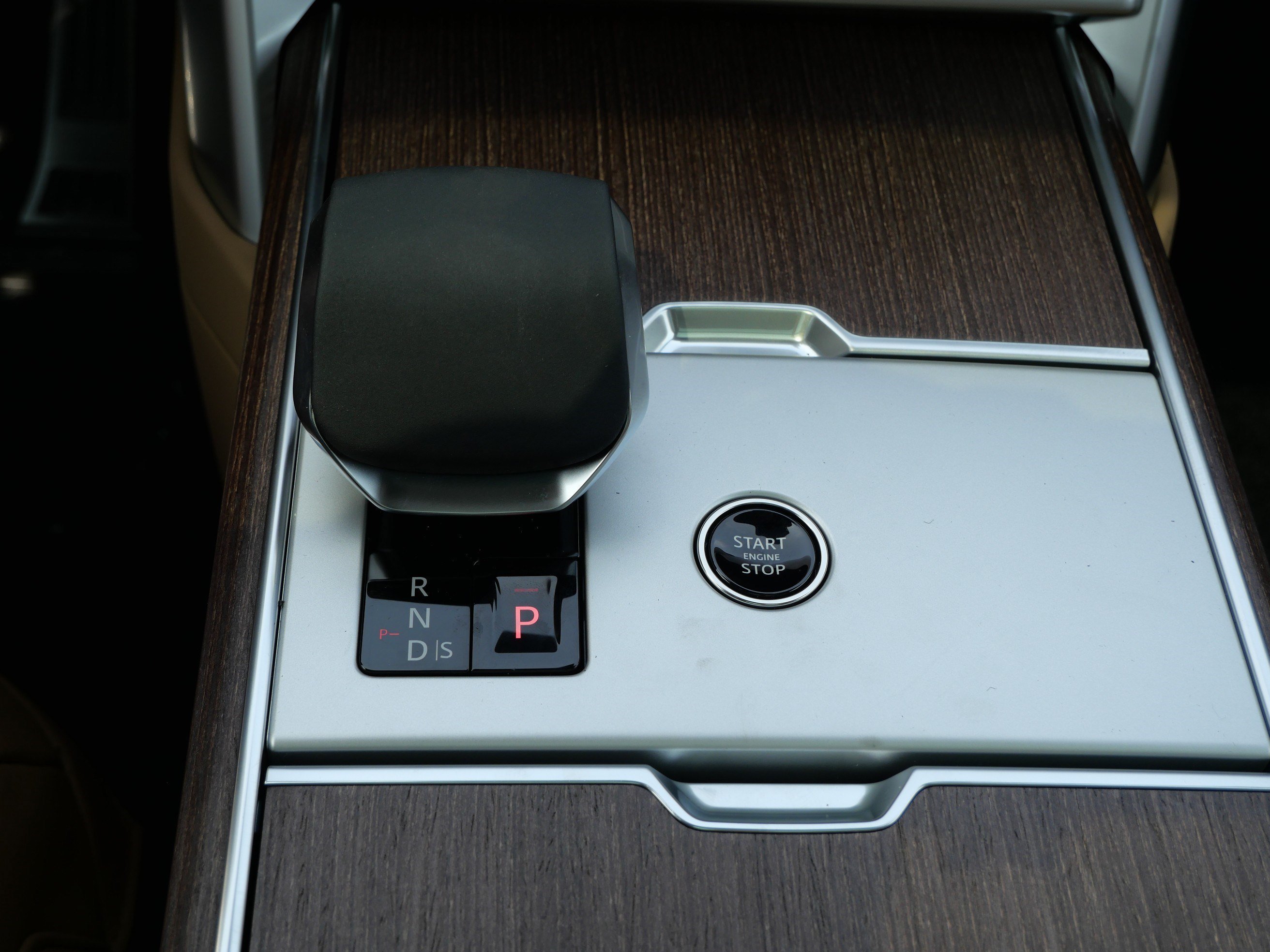 New 2026 Charente Grey LAND ROVER SE image 7